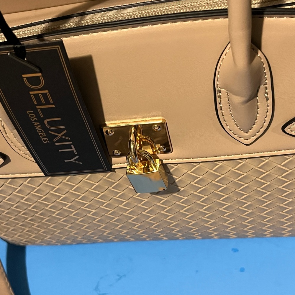 SELLING DELUXITY 👜 FOR WOMEN COLOR CREAM SIZE MEDIUM BNWT